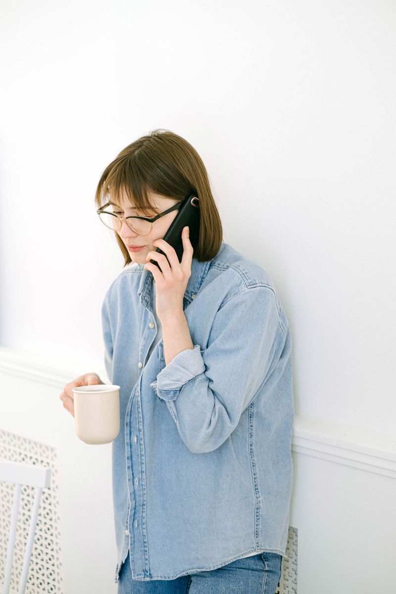 Vadybininkė kalba telefonu